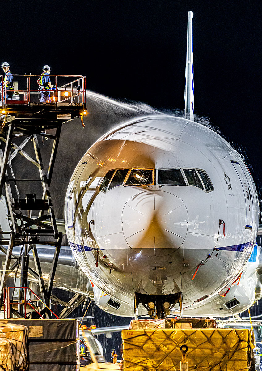 翼を支える夜 — 夜の駐機場で整備する機体