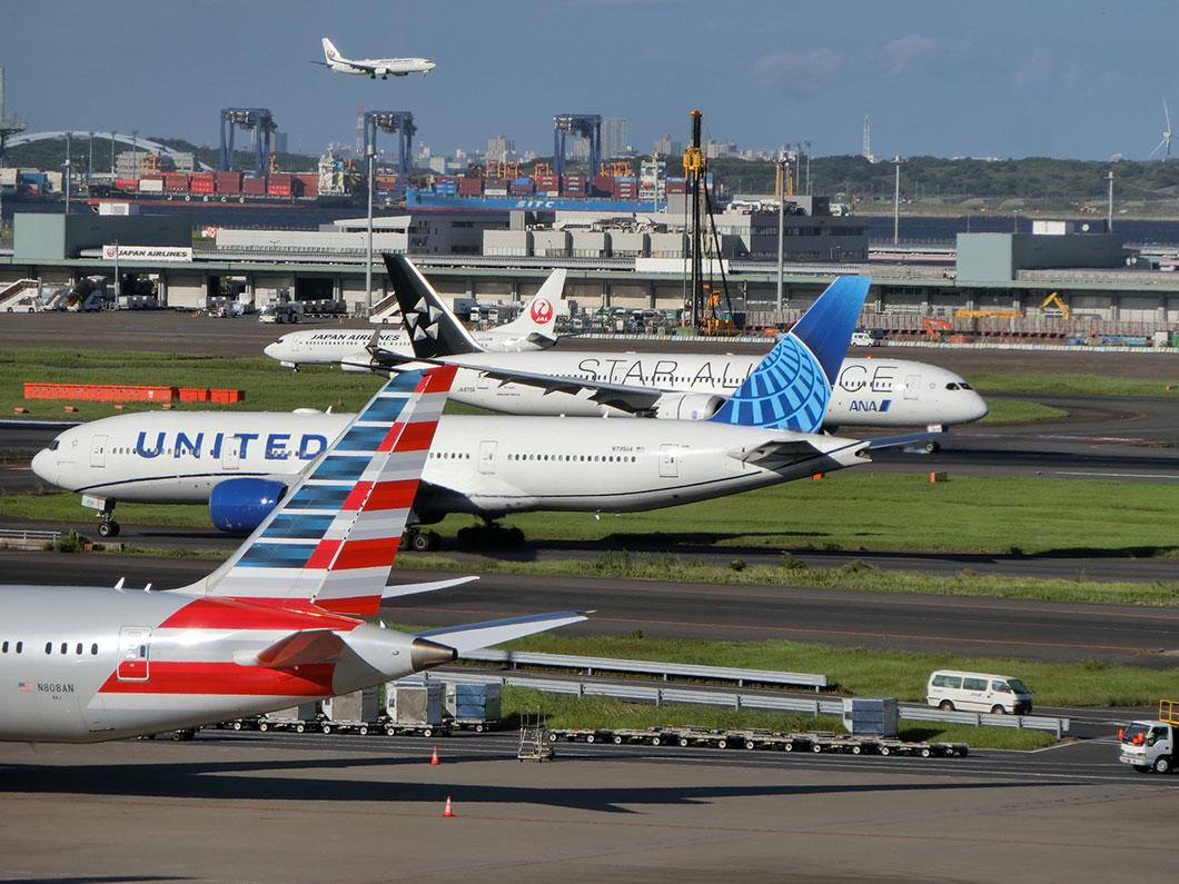 世界が交わる羽田 — 多様な航空機が行き交う滑走路