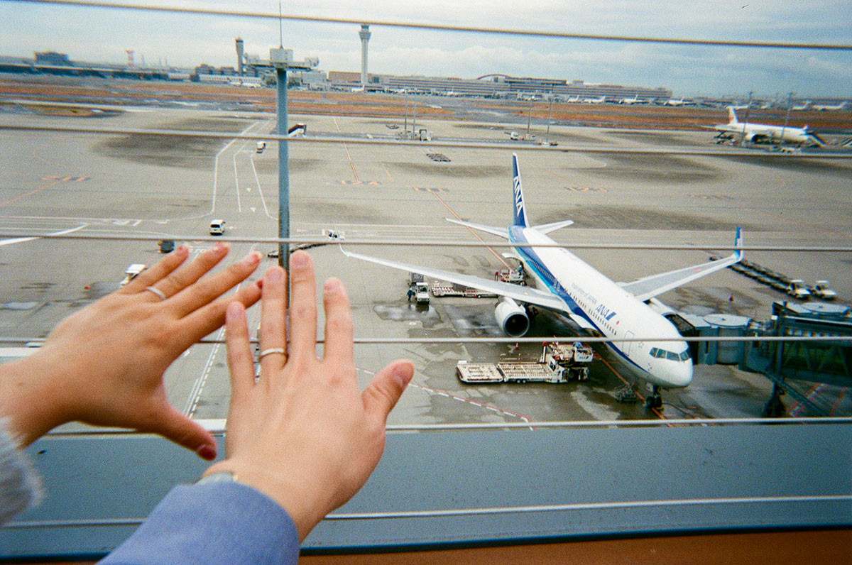 出発 — 第3ターミナル展望デッキから望むANA機と結婚指輪