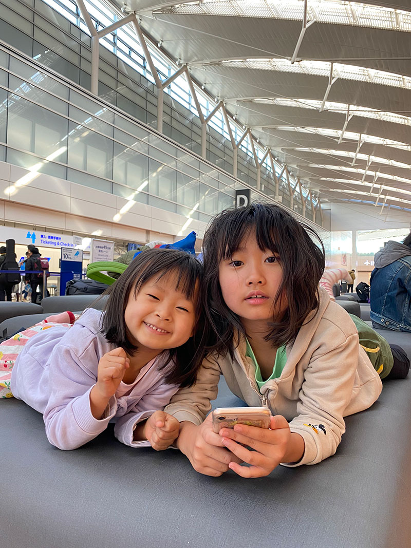 空港のベンチでちょっとひと休み — 第2ターミナル出発ロビー